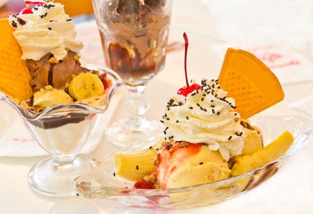 Vanilla ice cream with banana and chocolate sauceの写真素材