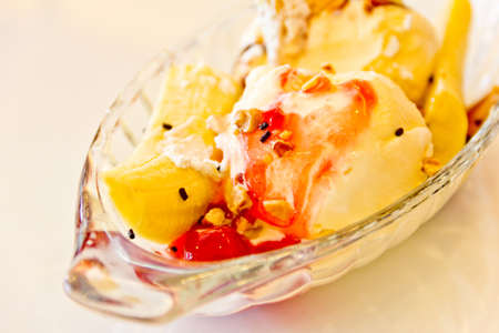 Vanilla ice cream with banana and chocolate sauceの写真素材