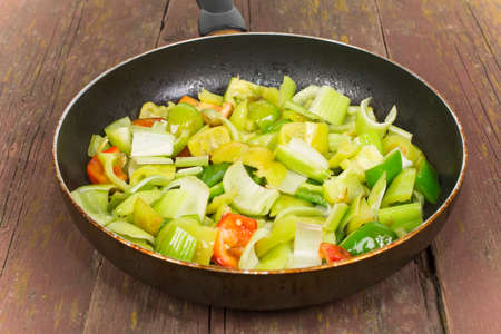 sweet pepper slices in the panの写真素材