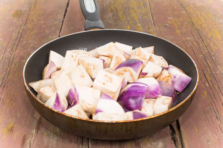 cut the eggplants in the panの写真素材