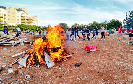 TEL AVIV, ISRAEL - MAY 18, 2014: Secular Israeli Kids having fun at Lag BaOmer with bonfires and foodのeditorial素材