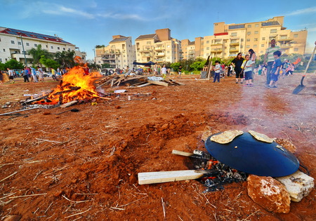 TEL AVIV, ISRAEL - MAY 18, 2014: Secular Israeli Kids having fun at Lag BaOmer with taboon bread, bonfires and foodのeditorial素材