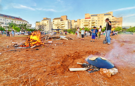 TEL AVIV, ISRAEL - MAY 18, 2014: Secular Israeli Kids having fun at Lag BaOmer with taboon bread, bonfires and foodのeditorial素材