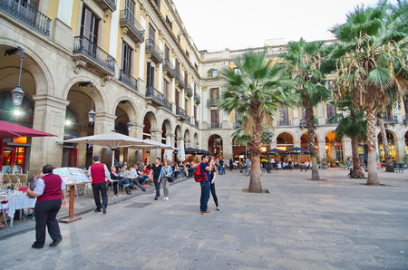 BARCELONA, OCT 14, 2014: People having fun in the Gothic Placa Reial off La Rambla (The Boulevard) in Barcelona, Spainのeditorial素材