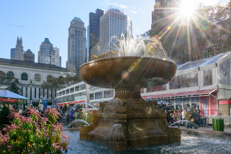 NEW YORK - NOV. 25, 2017: The fountain at Hyde Park, New York with the city skyscrapers in the background right after Thanksgiving Dayのeditorial素材