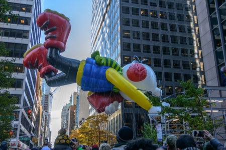 NEW YORK CITY - NOV. 23. 2017: Spectators watching the Macy's Thanksgiving Day Parade in New York City on Sixth Avenueのeditorial素材