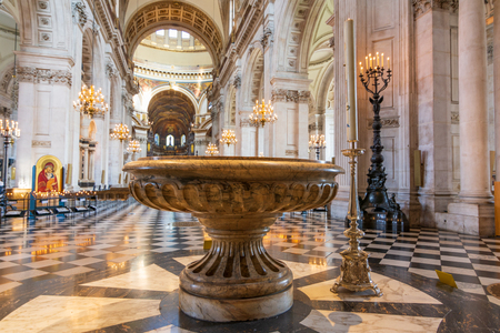 LONDON: August 24, 2019: Inside the beautiful, famous Angelical St. Paul's Cathedral, seat of the Bishop of Londonのeditorial素材