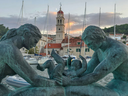 Sculpture of family in PuÄiÅ¡Äa, Croatiaの写真素材