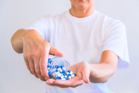 The woman poured a handful of sports capsules into the palm of her hand. Reception before training....