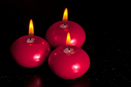 top of view of red christmas candles on wood table background with space for textの写真素材