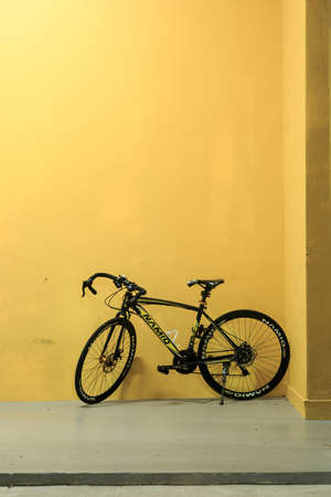SINGAPORE-27 MAR 2017ï¼ view of a bike near the yellow colored buildingのeditorial素材