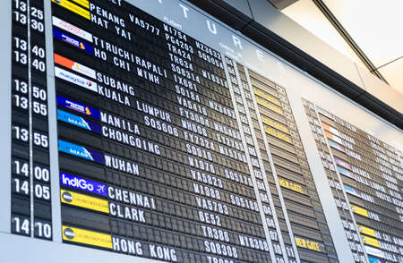 Singapore-28 APR 2018: Departure Board in Changi Airport. Departure Hall Singaporeのeditorial素材