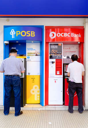 Singapore-02 MAR 2018: people withdraw money from Singapore most popular bank ATM machine,POSB and OCBCのeditorial素材