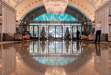 Singapore-14 DEC 2017: Singapore famous Fullerton Hotel entrance lobby inside viewのeditorial素材