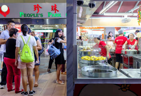 Singapore-07 DEC 2017:Singapore china town food street close viewのeditorial素材