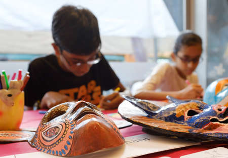Singapore-09 DEC 2017:India children drawing mask in workshopのeditorial素材