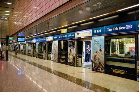 Singapore-19 FEB 2020: Singapore Tan Kah Kee subway station platform viewのeditorial素材