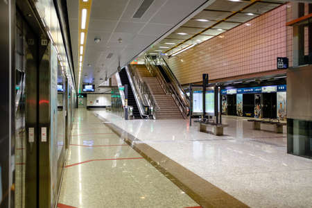 Singapore-19 FEB 2020:Singapore Tan Kah Kee subway station platform viewのeditorial素材