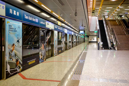 Singapore-19 FEB 2020: Singapore Tan Kah Kee subway station platform viewのeditorial素材