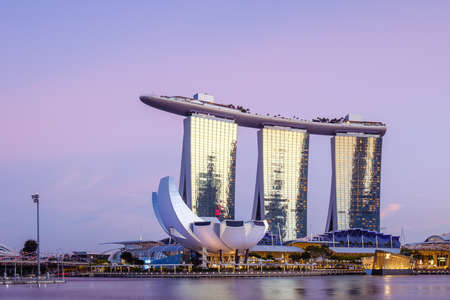 Singapore-26 FEB 2020: Singapore marina bay sands building in blue skyのeditorial素材