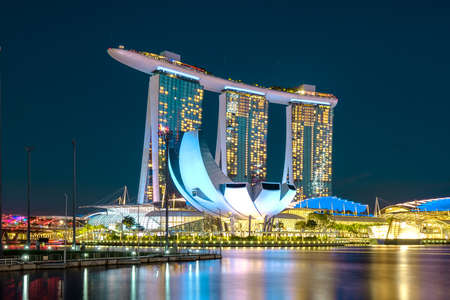 Singapore-26 FEB 2020: Singapore marina bay sands building in blue skyのeditorial素材