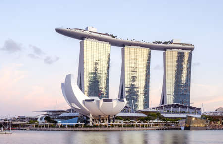 Singapore-26 FEB 2020: Singapore marina bay sands building in blue skyのeditorial素材
