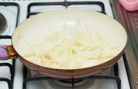 onions in a frying panの写真素材