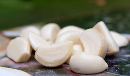 peeled garlic on the tableの写真素材