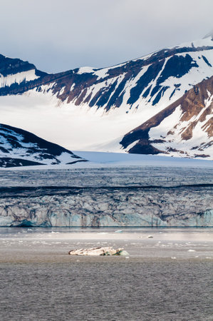 The end of a glacier in the Arctic Circle where it falls into the Arctic Ocean in Hornsund, Svalbard, Norway.のeditorial素材