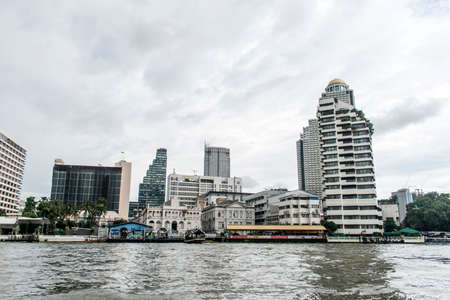 Bangkok Thailand 03.10.2015 Long tail boat river Bangkok Skyline Phrayaのeditorial素材