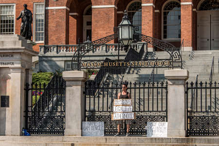 BOSTON USA 06.09.2017 Man in front of the Massachusetts State House seat of government protesting for child fatherhoodのeditorial素材