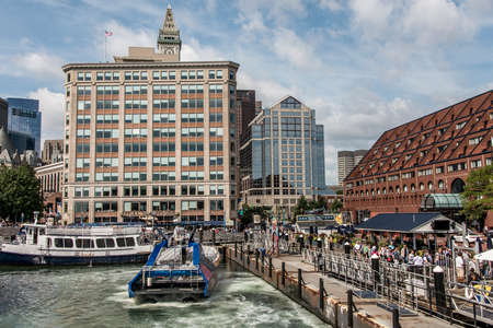 04.09.2017 Boston Massachusetts USA- People everyday life families and boats moored pier long wharf center of Bostonのeditorial素材