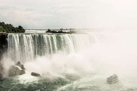 NIAGRA, ONTARIO Canada 06.09.2017 Tourists aboard the Maid of the Mist boat at the Niagara Falls USAのeditorial素材