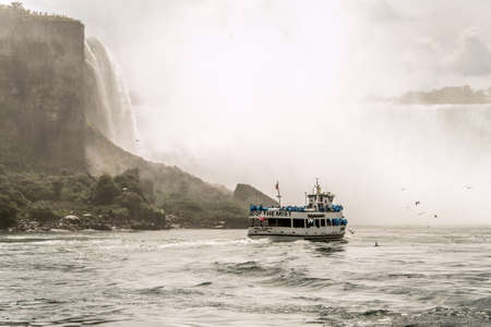 NIAGRA, ONTARIO Canada 06.09.2017 Tourists aboard the Maid of the Mist boat at the Niagara Falls USAのeditorial素材