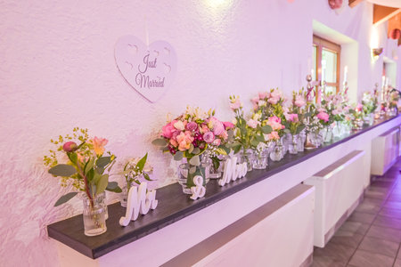 Wedding decor. Close up of a wedding table decoration with white and pink flowers and candles Wedding floristic conceptの写真素材