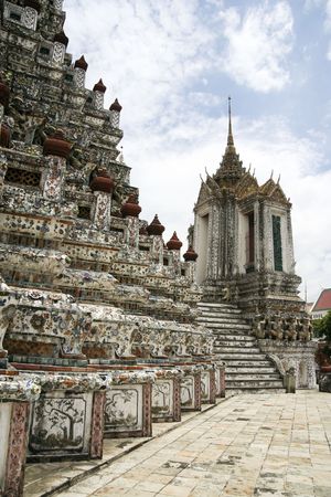 close-up of wat arun the temple of the damn in bangkok thailandの写真素材