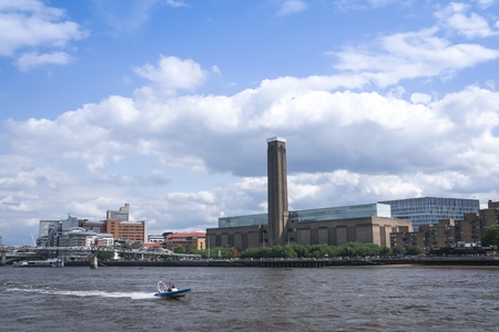 LONDON - JULY 28: Speedboat passing Tate Modern art gallery on July 28,2007 in London.のeditorial素材