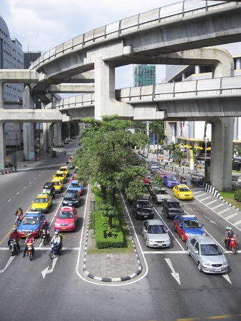 BANGKOK - OCTOBER 23: Cars and taxis queue at busy intersection  underneath MRT lines on October 23, 2007  in Bangkok, Thailand.のeditorial素材
