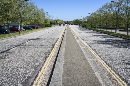 MILTON KEYNES, ENGLAND - May 23: cars at traffic lights on dual carriageway on May 23 2010 in Milton Keynes. The Milton Keynes grid road system  is unique in the United Kingdom for its innovative use of street hierarchy principles.のeditorial素材