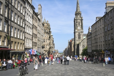 EDINBURGH - MAY 31: People on the Royal Mile main thoroughfare on May 31, 2010 in Edinburgh, Scotland.The Royal Mile runs downhill between Edinburgh Castle and Holyrood Palace. のeditorial素材