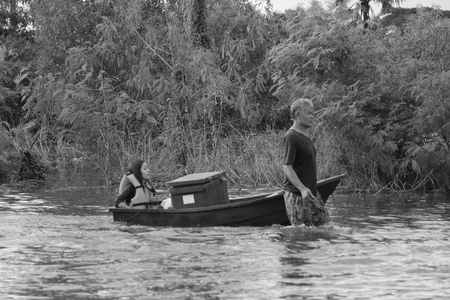 PATHUMTHANI, THAILAND - OCTOBER 16 : Unidentified people have to travel by boat on the road during flooding crisis, Pathumthani, Thailand on October 16, 2011.のeditorial素材