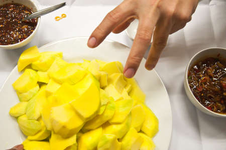 Fresh mango slices on plate and thai dipの写真素材