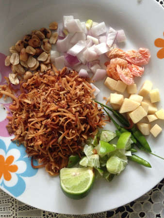 Miang Kham is a tasty snack often sold as Thailand street food  It involves wrapping little tidbits of several items in a leaf, along with a sweet-and-salty sauce  の素材