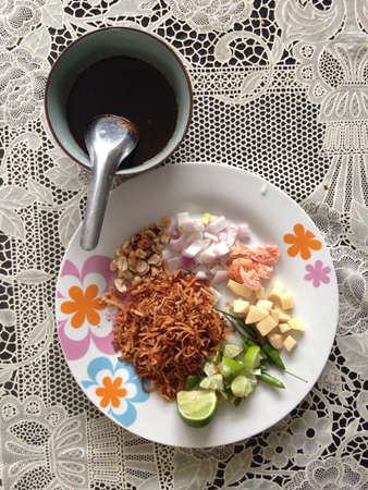 Miang Kham is a tasty snack often sold as Thailand street food  It involves wrapping little tidbits of several items in a leaf, along with a sweet-and-salty sauce  の素材