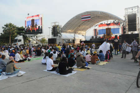 BANGKOK - NOVEMBER 27 : Unidentified anti government protesters at the government complex Changwatthana on November 27, 2013 in Bangkok, Thailand.のeditorial素材
