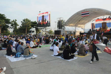 BANGKOK - NOVEMBER 27 : Unidentified anti government protesters at the government complex Changwatthana on November 27, 2013 in Bangkok, Thailand.のeditorial素材