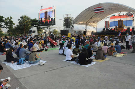 BANGKOK - NOVEMBER 27 : Unidentified anti government protesters at the government complex Changwatthana on November 27, 2013 in Bangkok, Thailand.のeditorial素材