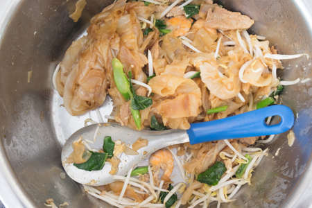 Stir-fried Noodles in Sweet Soy Sauce with Pork ( Pad See-Ew )
