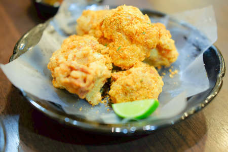 Chicken cubes fried with chili and lime