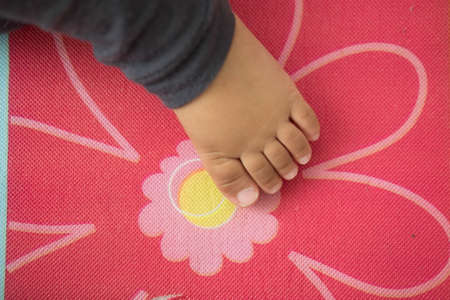 baby feet toe on pink, close upの写真素材